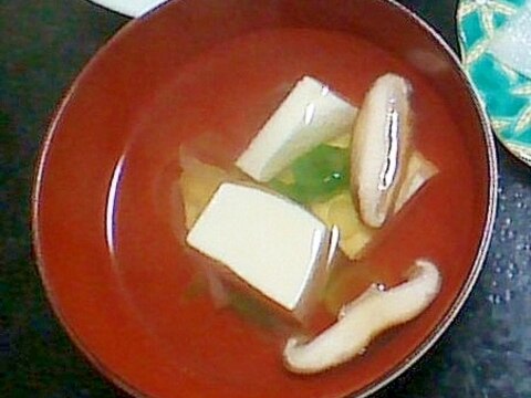 しいたけ・絹ごし豆腐・長ネギのお吸い物(昆布だし)